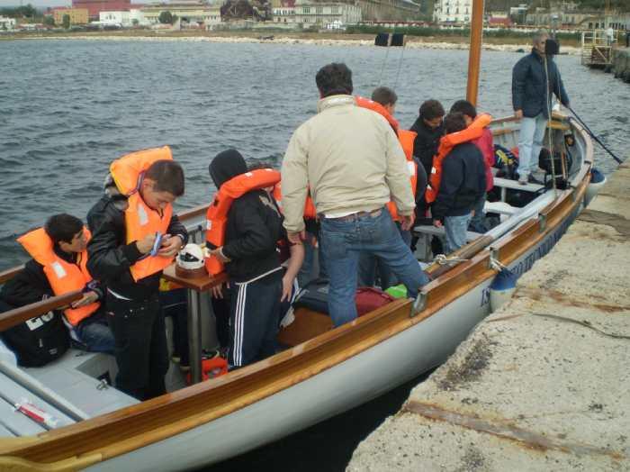 4 - gli allievi indossano i giubotti di salvataggio.JPG